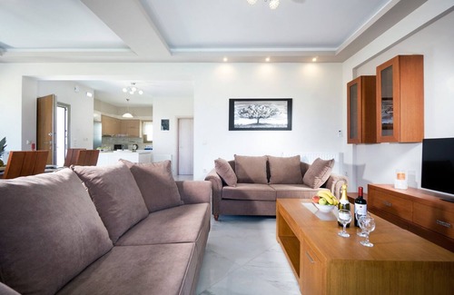 Kamisiana Villa | Beachfront Villa Tavronitis with 8 bedrooms and 2 private pools