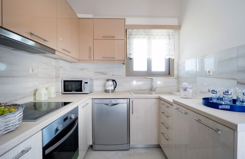 Kamisiana Villa | Beachfront Villa Tavronitis with 8 bedrooms and 2 private pools