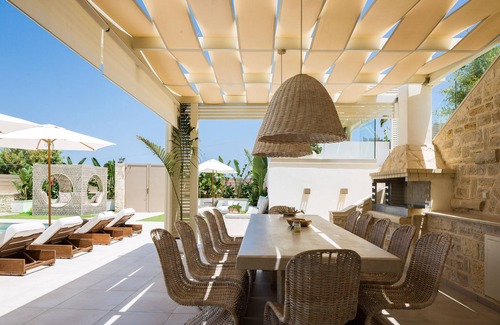 Bali Villa | Beachfront villa with daily cleaning, sauna & gym: by etouri