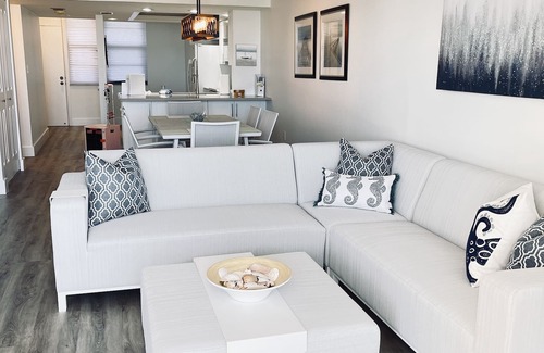 Marco Island Condo | 🏖 Beachfront Weekly Rental | Marco Island | Pool, Pickleball, Romantic Escape