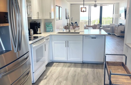 Marco Island Condo | 🏖 Beachfront Weekly Rental | Marco Island | Pool, Pickleball, Romantic Escape