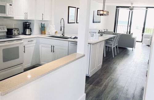 Marco Island Condo | 🏖 Beachfront Weekly Rental | Marco Island | Pool, Pickleball, Romantic Escape