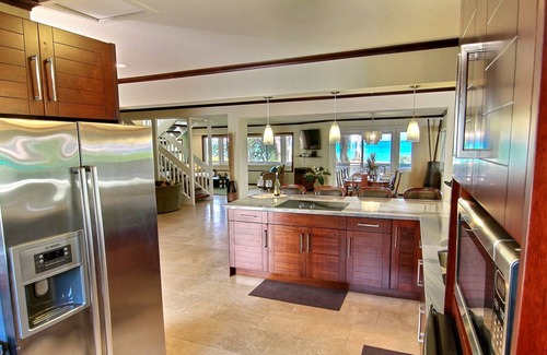 Waimanalo House | BEACHFRONT with Hot Tub! White Sand Beach with Sandy Bottom Bay Sleeps 8-18