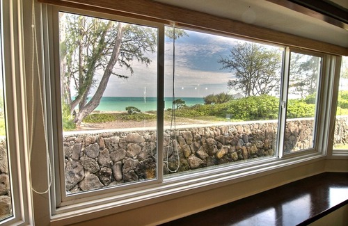 Waimanalo House | BEACHFRONT with Hot Tub! White Sand Beach with Sandy Bottom Bay Sleeps 8-18