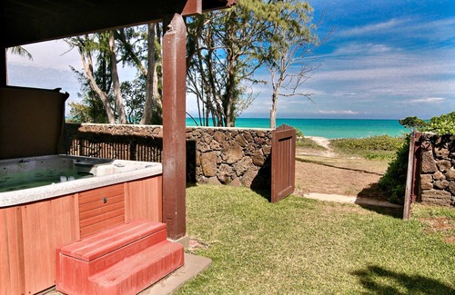 Waimanalo House | BEACHFRONT with Hot Tub! White Sand Beach with Sandy Bottom Bay Sleeps 8-18