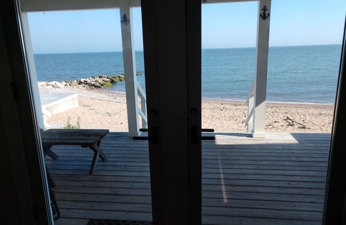 Momauguin House | Beachfront Year-round Property - Newly Renovated