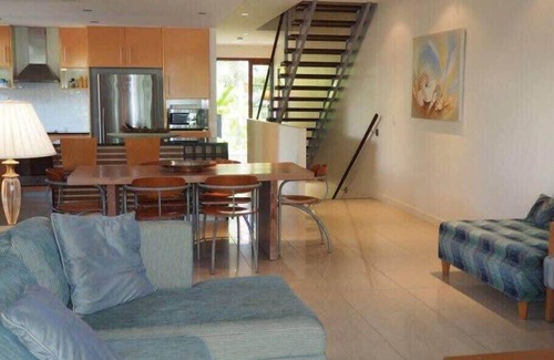 Mission Beach Apartment | BeachHouse One ~ Beachfront Haven ~ One bedroom