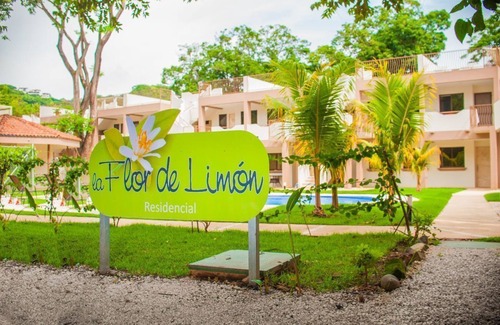 Coco House | Beachin' Ground Floor 2-Bedroom - Right Across From the Beach