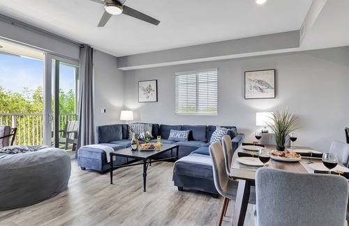Ruskin House | Beachin Sun - Chic Waterfront Retreat