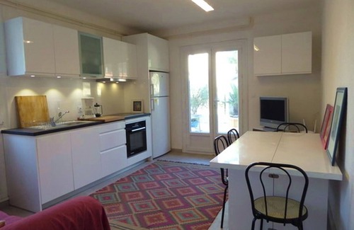 Argeles Plage Apartment | Beachside 2-Bed Apartment for 5 with Garden, BBQ & WiFi