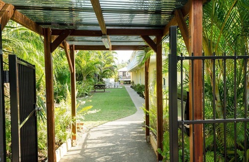 Torquay Apartment | Beachside 2 bedroom apartment with pool