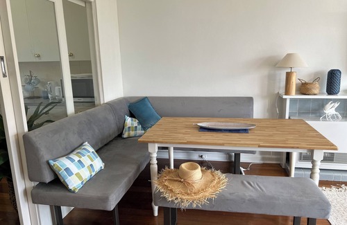 Mornington Apartment | Beachside 2-bedroom apartment in central Mornington with Ocean Views