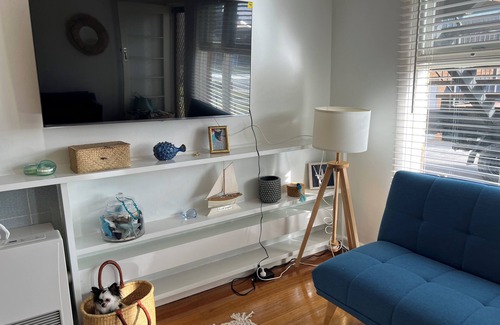 Mornington Apartment | Beachside 2-bedroom apartment in central Mornington with Ocean Views