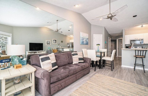 Traverse City Condo | Beachside 323 Waterfront Condo