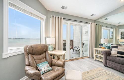 Traverse City House | Beachside 323 Waterfront Condo