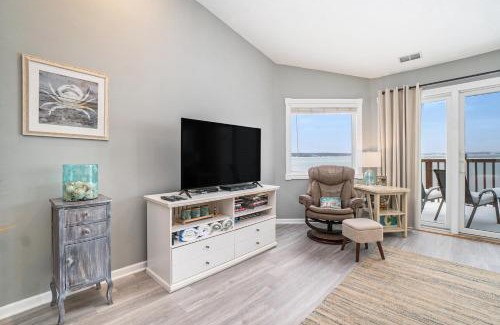 Traverse City House | Beachside 323 Waterfront Condo