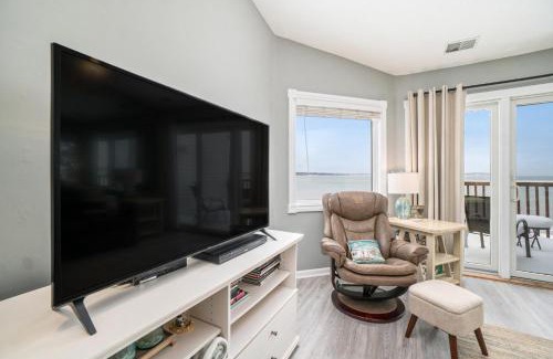 Traverse City House | Beachside 323 Waterfront Condo