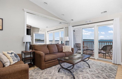 Traverse City Apartment | Beachside 329 Waterfront Condo