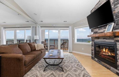 Traverse City Apartment | Beachside 329 Waterfront Condo