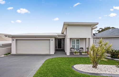 Warilla House | Beachside 4 Bedroom Luxury Home - meters to the beach!