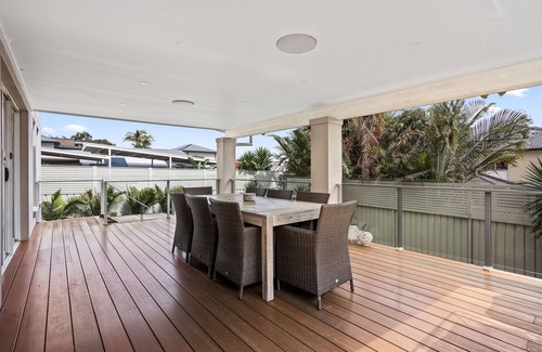 Warilla House | Beachside 4 Bedroom Luxury Home - meters to the beach!