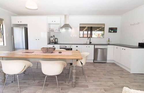Oakura House | Beachside Bach in Oakura - Aqua Vista