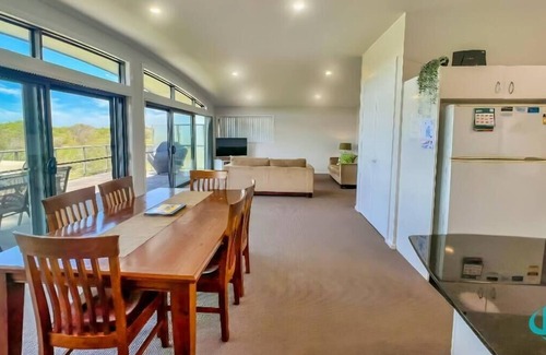 Caves Beach Apartment | Beachside Beauty - Short walk to Caves Beach