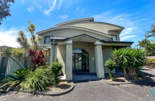 Caves Beach Apartment | Beachside Beauty - Short walk to Caves Beach