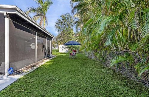 Iona House | Beachside Bliss 4 Miles to Fort Myers Beach 5 Miles to Sanibel Causeway