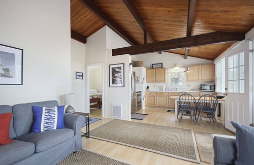 Indian Neck Heights Cottage | Beachside Bliss β Beautiful Cottage Steps from the Sea π
