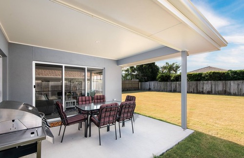Mudjimba House | Beachside bliss in NEW house with huge backyard