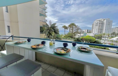 Cronulla Apartment | Beachside Bliss just a sand castle from everything, 2BR, 2BA Apartment, sleeps 6