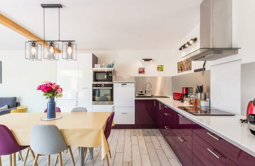 Lingreville Cottage | Beachside Bliss: Modern, Spacious Home with Terrace, BBQ, & Bikes – Pet Friendly!