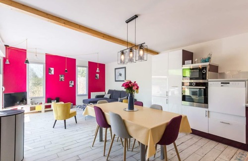 Lingreville Cottage | Beachside Bliss: Modern, Spacious Home with Terrace, BBQ, & Bikes – Pet Friendly!