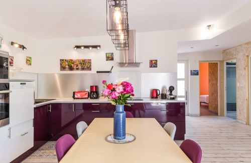 Lingreville Cottage | Beachside Bliss: Modern, Spacious Home with Terrace, BBQ, & Bikes – Pet Friendly!