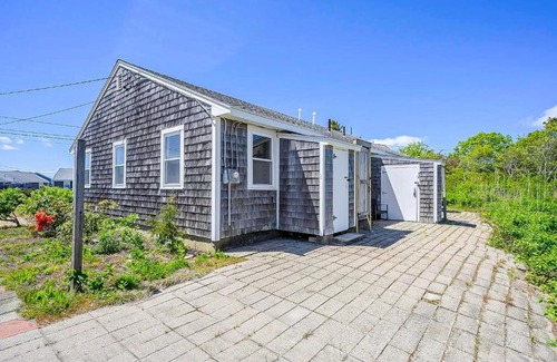 West Dennis House | Beachside Bungalow - A