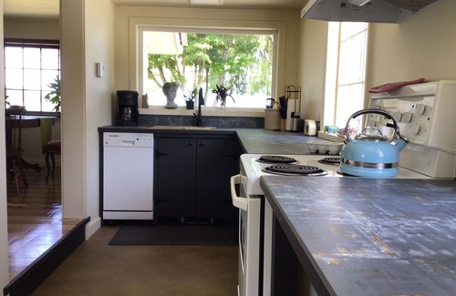Courtenay House | Beachside bungalow with panoramic ocean views.