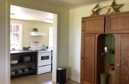 Courtenay House | Beachside bungalow with panoramic ocean views.