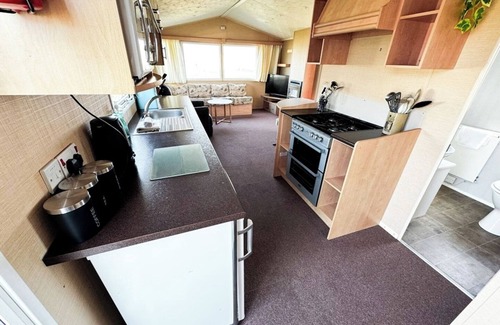 Lowestoft Ski Chalet | Beachside Caravan Retreat in Lowestoft – Sleeps 6