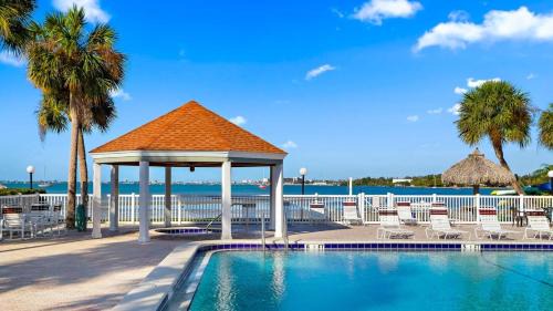 Bayview House | Beachside Condo Walk To Sand, Pool & Hot Tub