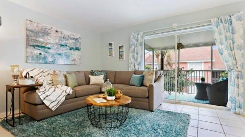 Bayview House | Beachside Condo Walk To Sand, Pool & Hot Tub