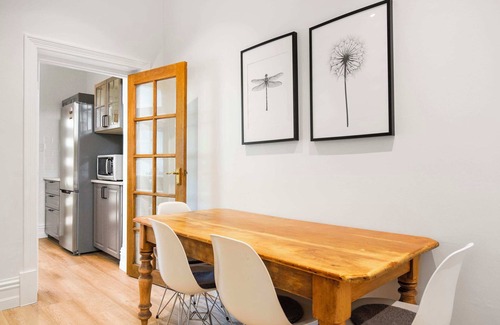 Glenelg South House | Beachside Cottage Glenelg Sth | Pets Welcome