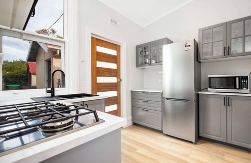 Glenelg South House | Beachside Cottage Glenelg Sth | Pets Welcome