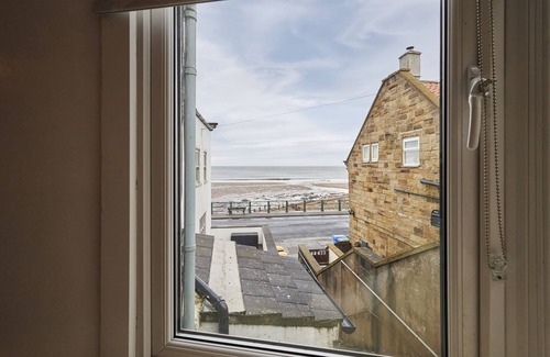 Sandsend Cottage | BEACHSIDE COTTAGE, character holiday cottage in Sandsend