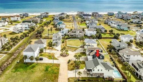 Pirates Beach House | Beachside Dream House Heated Poolspa