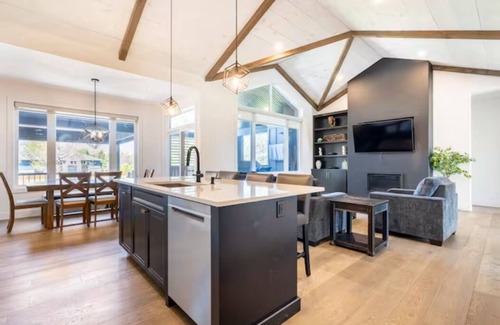 Zurich Cottage | Beachside Escape | Hot Tub & Unwind by the Beach | Enjoy Grand Bend & Bayfield