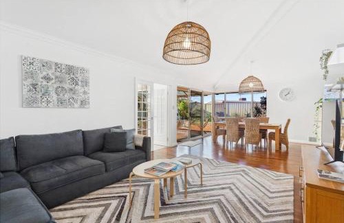 Halls Head House | Beachside Family & Pet Friendly Casa Del Caravel