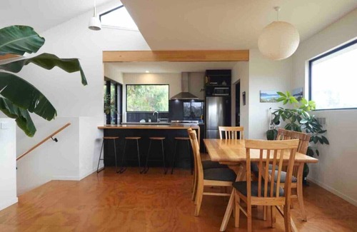 Carlton House | Beachside Family Surf Retreat