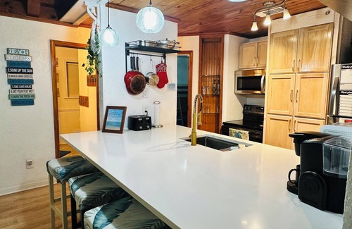 Galveston House | Beachside Get-A-Way! Walk to the Beach!