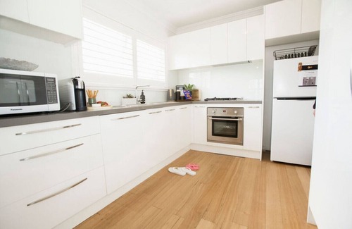 North Shore House | Beachside Getaway Bay Views North Shore VIC Sleeps 12 Free WiFi